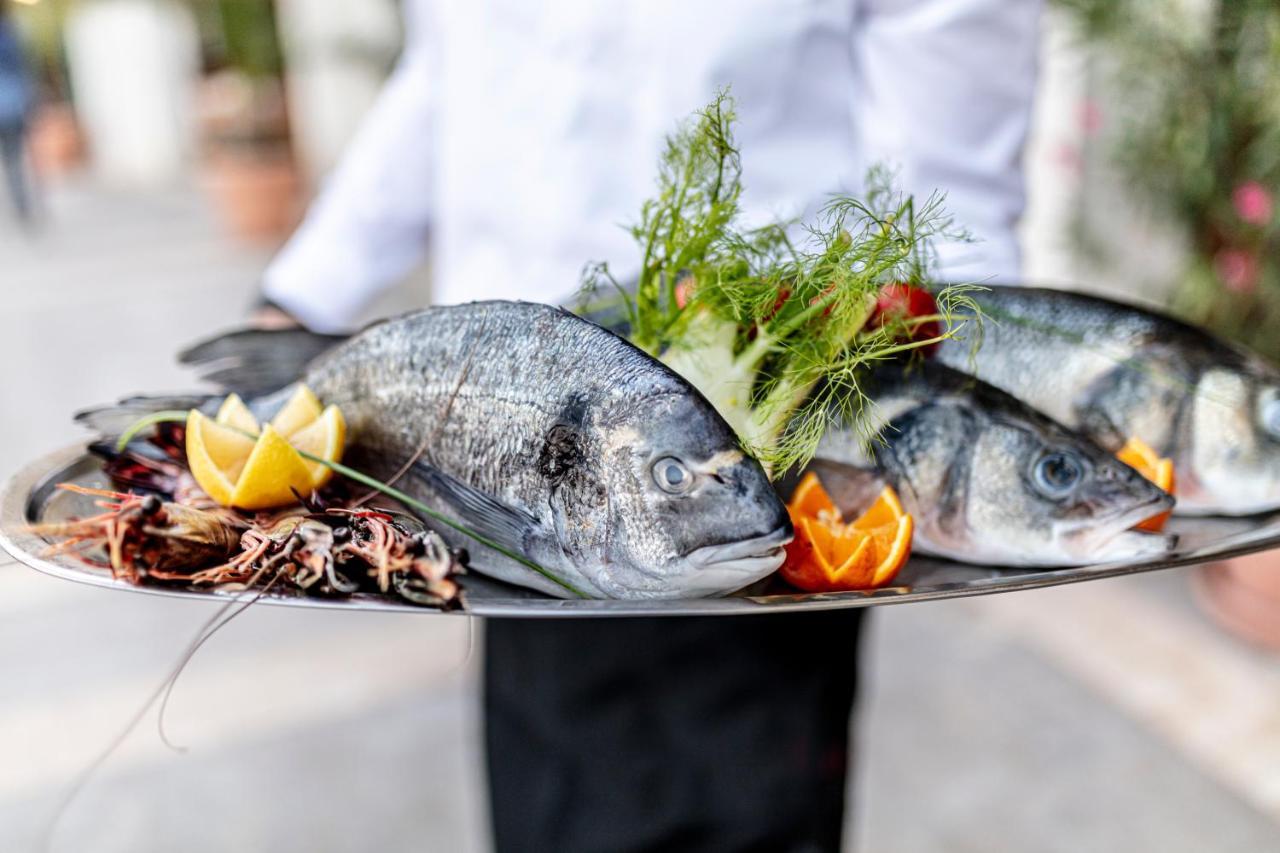 Lighthouse Golf & Spa Hotel Балчик Екстер'єр фото A waiter holding a platter of fish