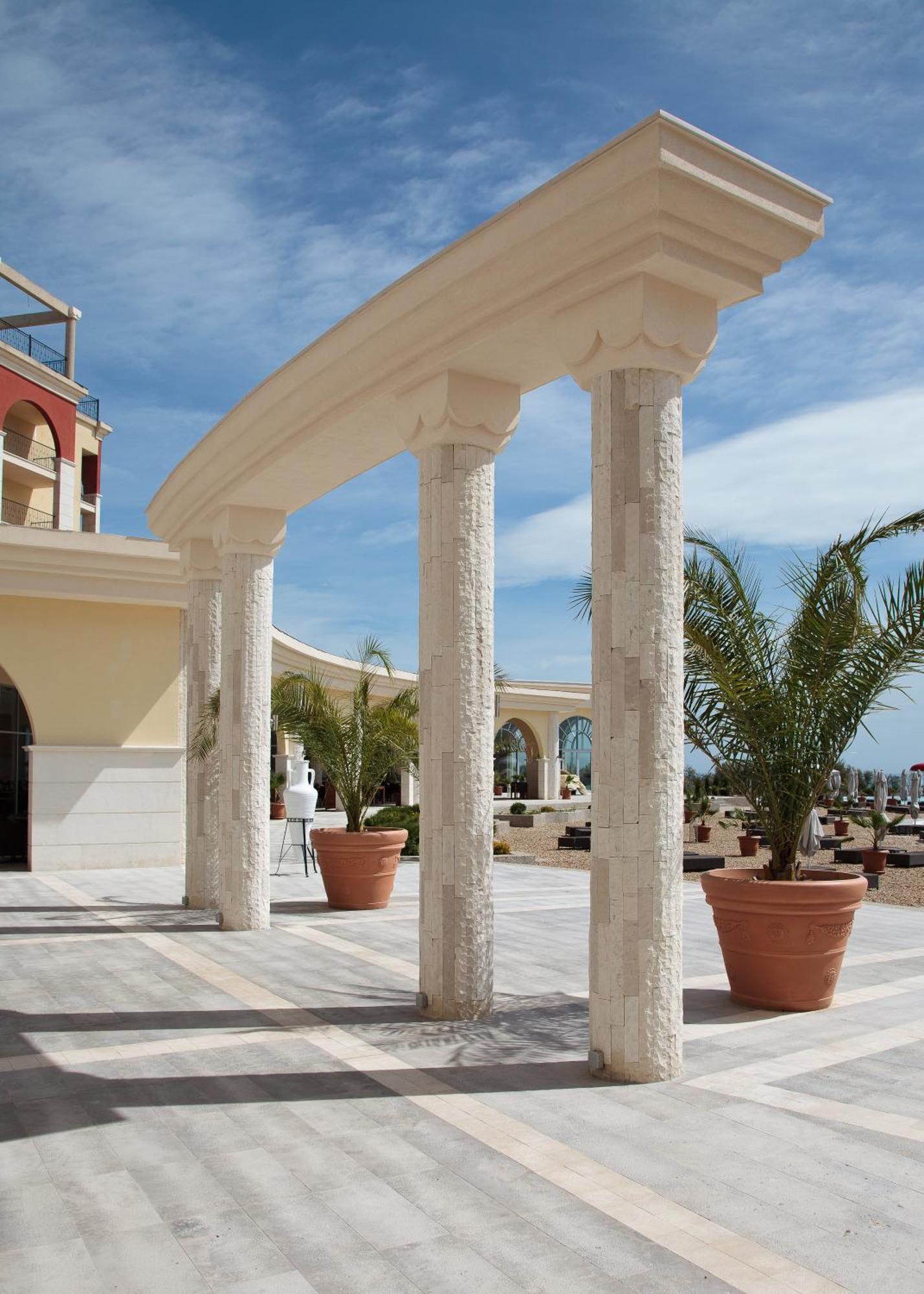 Lighthouse Golf & Spa Hotel Балчик Екстер'єр фото Columns made of limestone