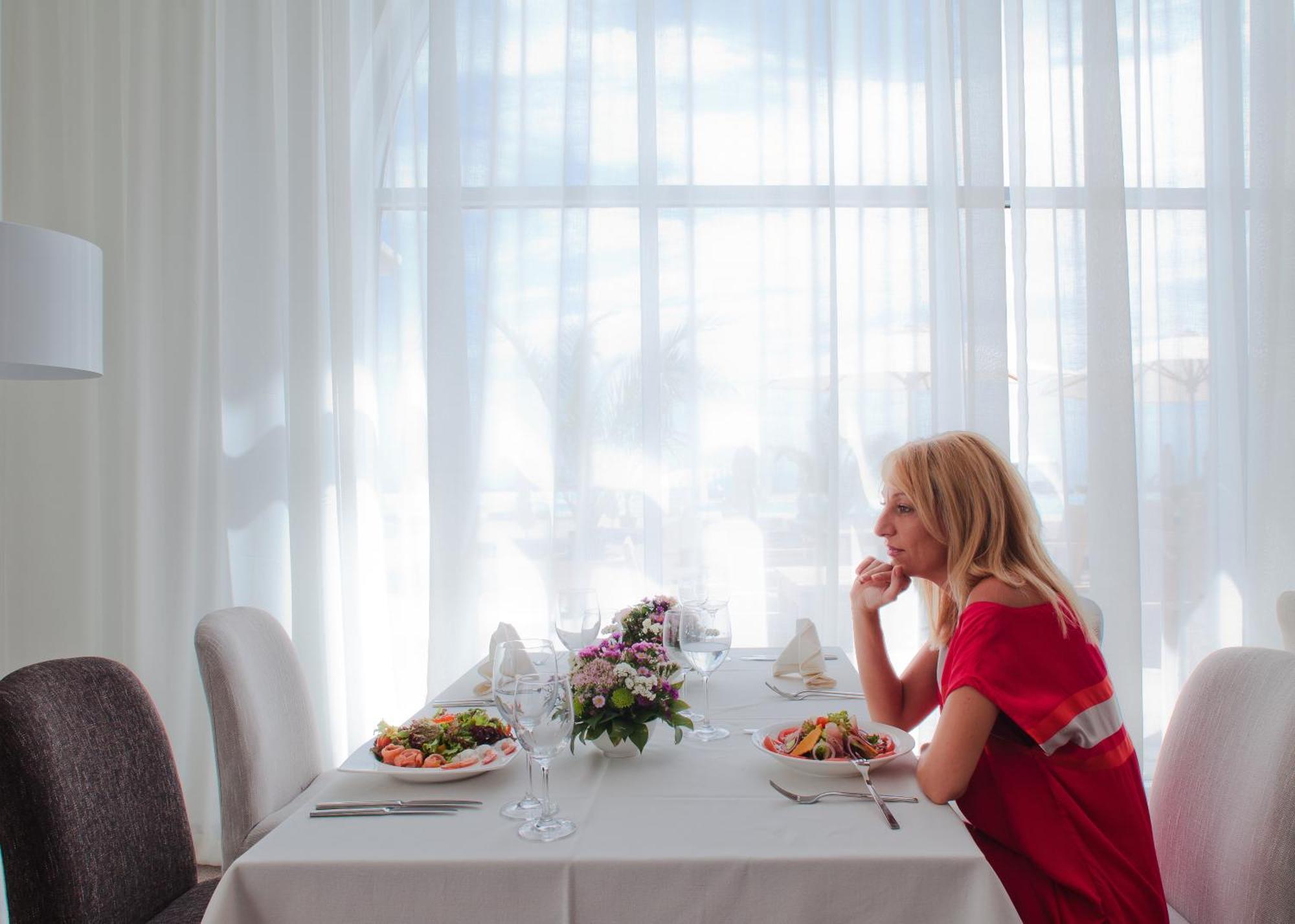 Lighthouse Golf & Spa Hotel Балчик Екстер'єр фото A woman at a restaurant