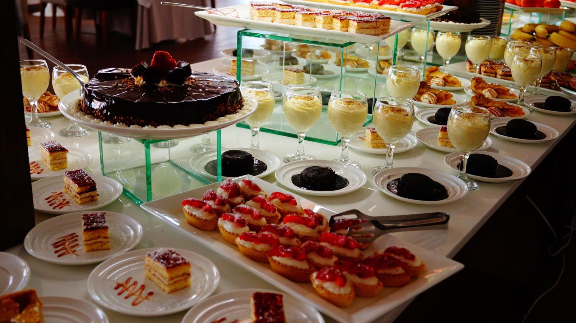 Lighthouse Golf & Spa Hotel Балчик Екстер'єр фото A dessert buffet