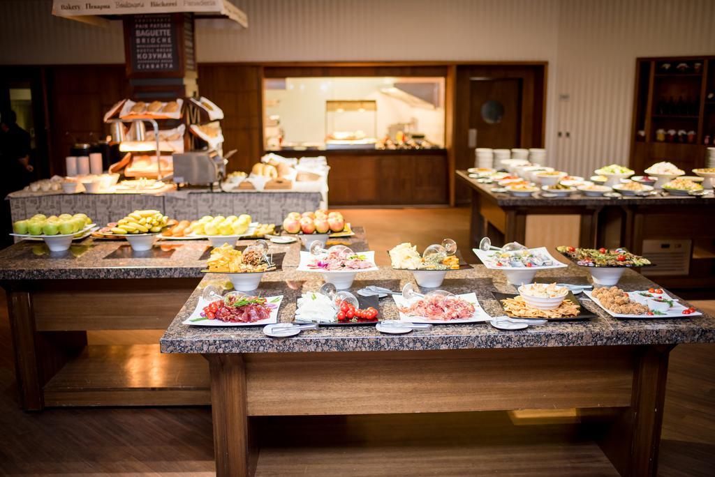 Lighthouse Golf & Spa Hotel Балчик Екстер'єр фото A buffet at a hotel